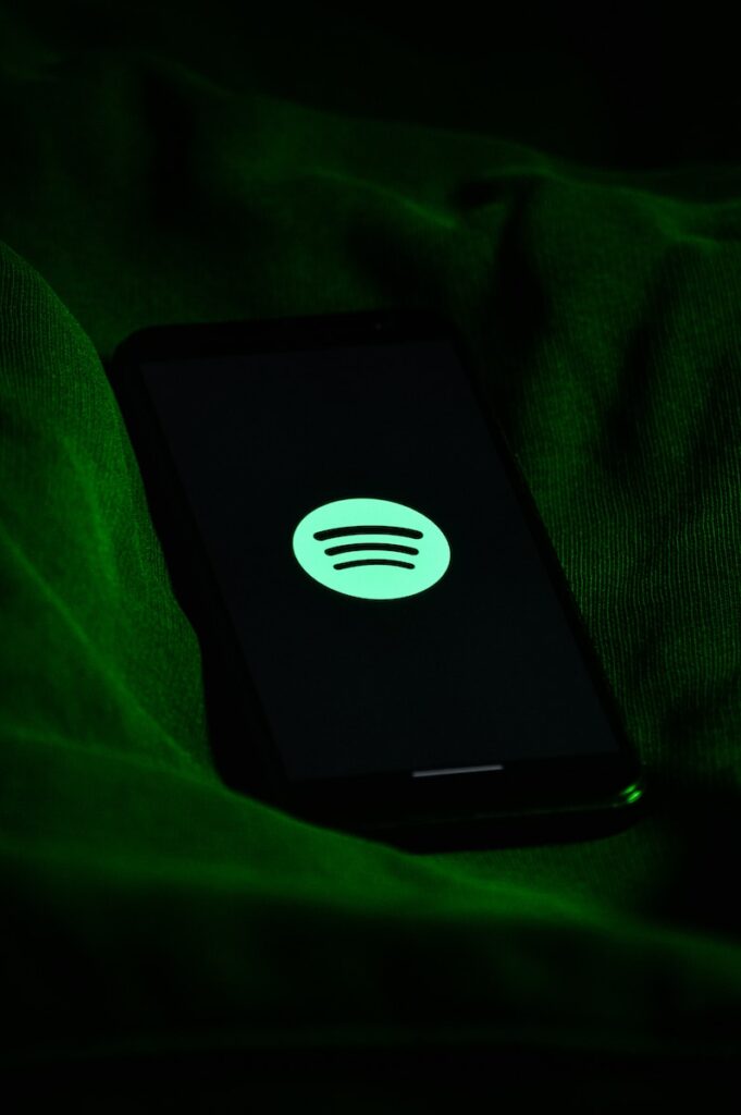 Spotify en un dispositivo móvil abandona Uruguay
